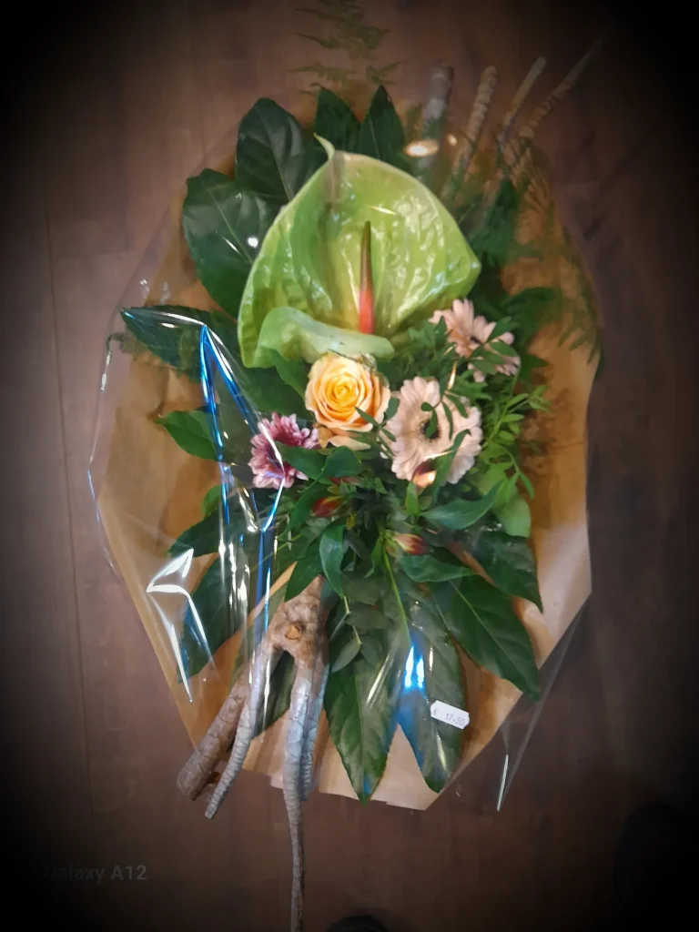 Boeket met groene anthurium en rozen – Bloem en Atelier Floriante