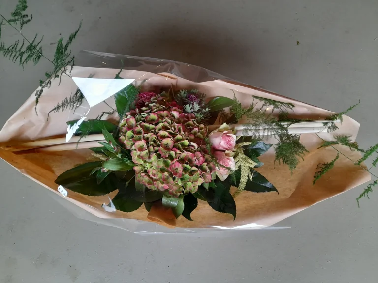 Boeket met hortensia in kraftpapier – Bloem en Atelier Floriante