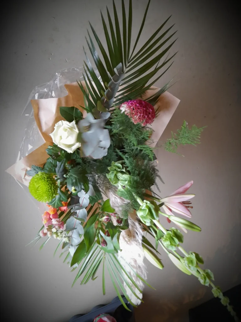Boeket met palmblad en roze en witte bloemen – Bloem en Atelier Floriante