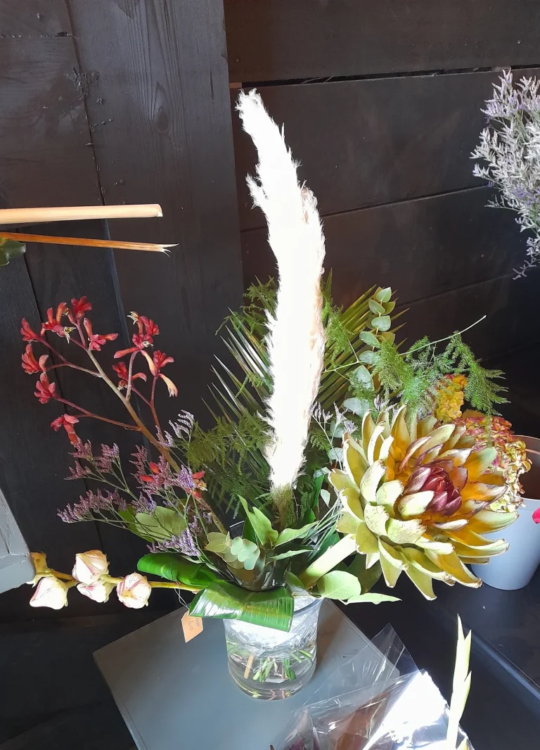 Boeket met pampaspluim en protea in een vaas – Bloem en Atelier Floriante