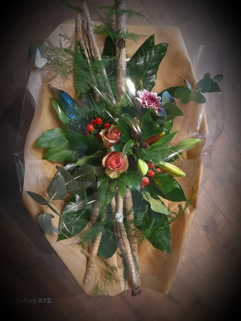 Boeket met rozen en takken in kraftpapier – Bloem en Atelier Floriante