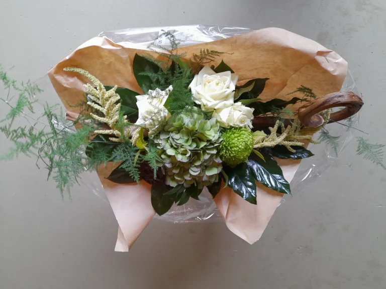 Boeket met witte rozen in kraftpapier – Bloem en Atelier Floriante