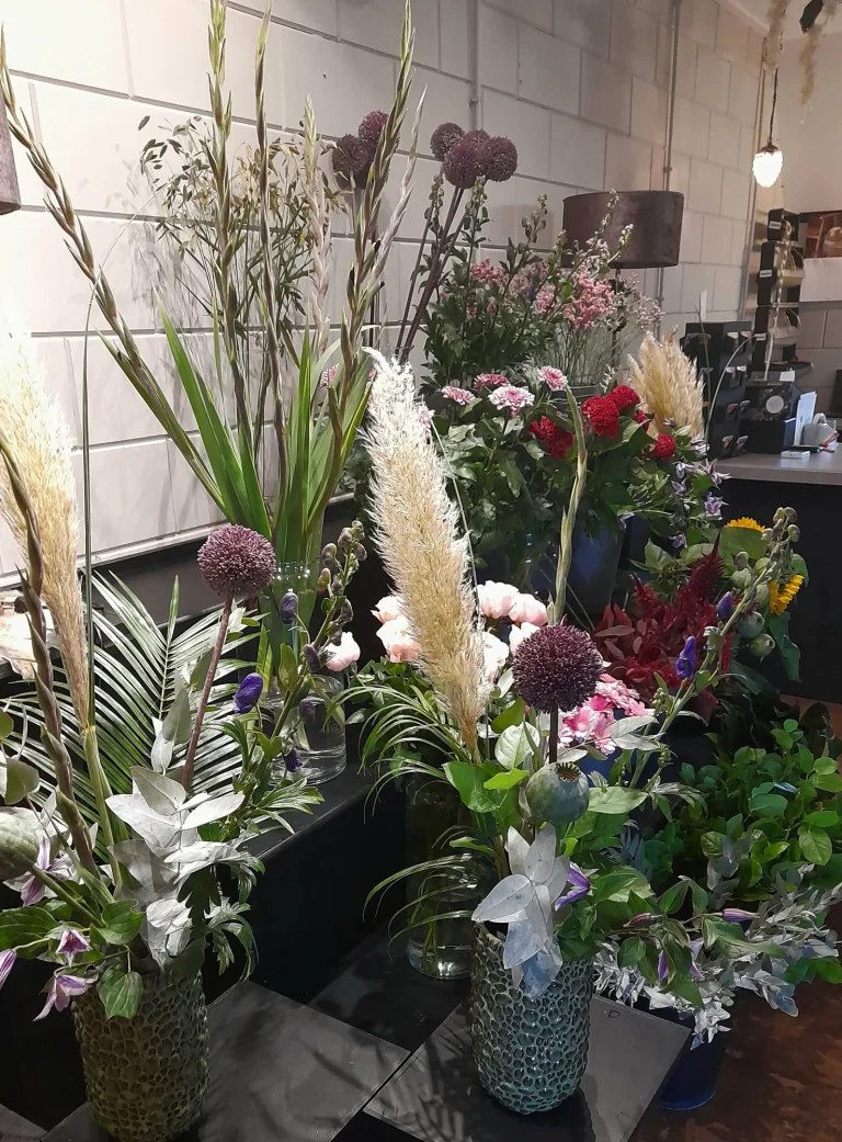 Boeketten met pluimen en allium in de winkel – Bloem en Atelier Floriante