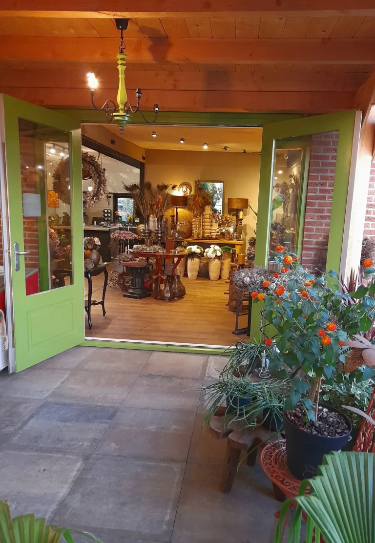Doorkijk vanaf het terras naar de winkel – Bloem en Atelier Floriante