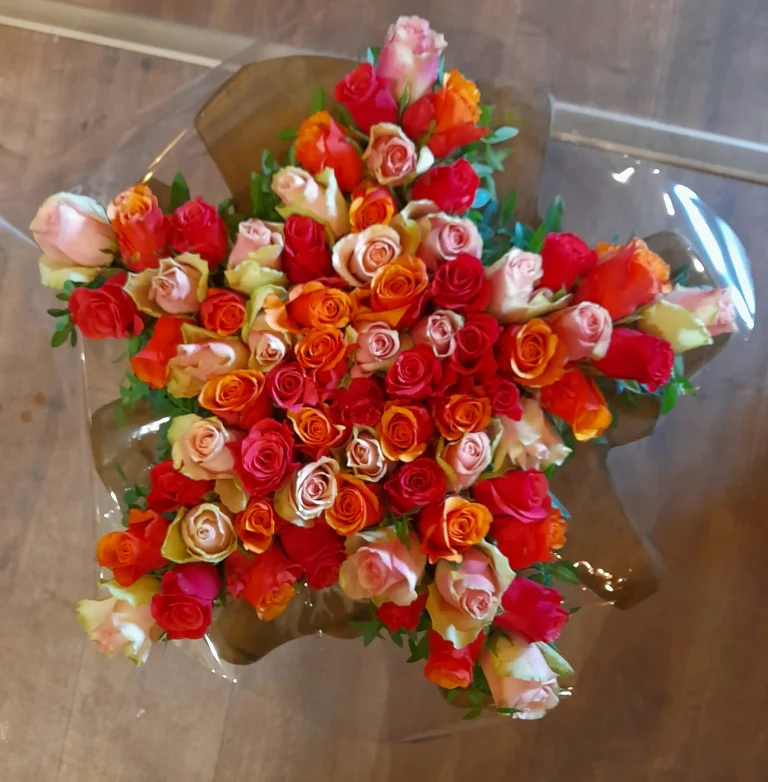Hartvormig rouwstuk met oranje en roze rozen – Bloem en Atelier Floriante