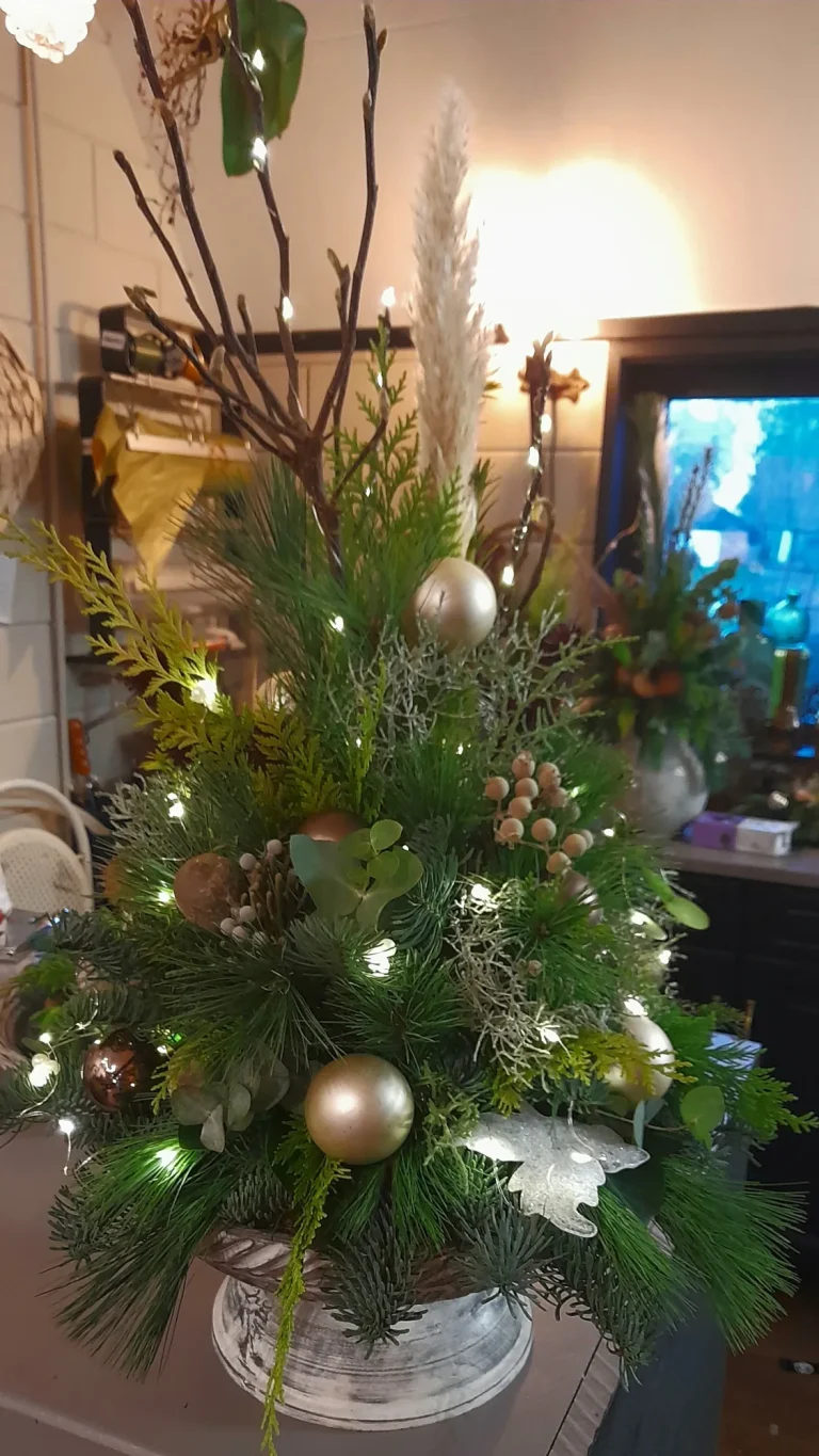 Hoog kerststuk met dennengroen en kerstballen – Bloem en Atelier Floriante