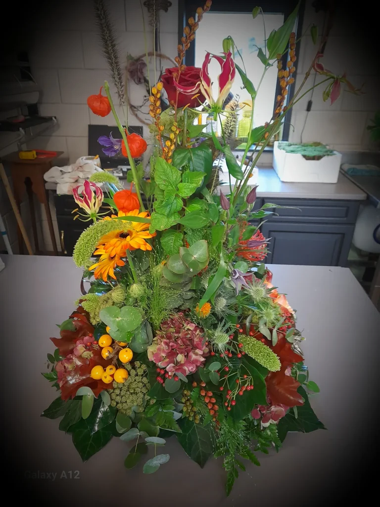 Hoog rouwarrangement in herfstkleuren – Bloem en Atelier Floriante
