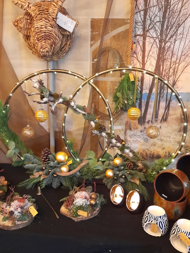 Kerstdecoratie met lichtringen en groen – Bloem en Atelier Floriante