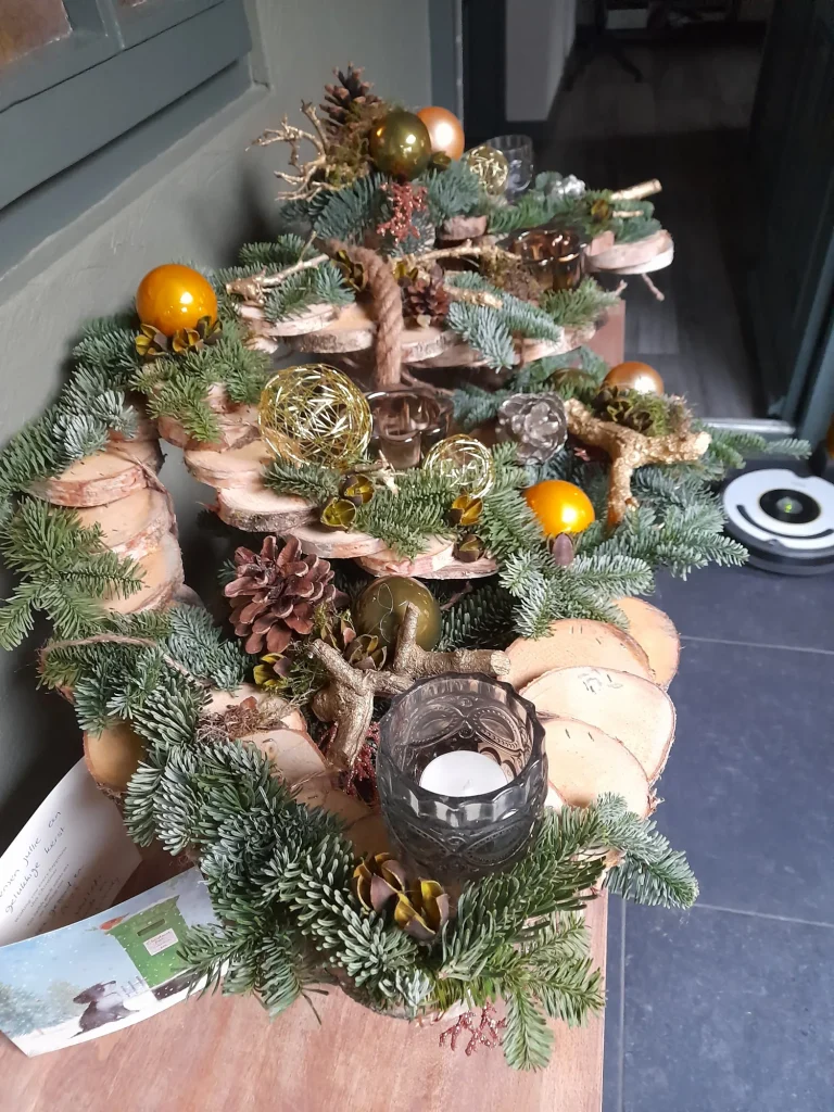 Kerststuk met boomschijven en kerstballen – Bloem en Atelier Floriante