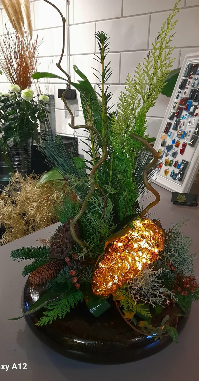 Kerststuk met dennengroen en verlichte dennenappel – Bloem en Atelier Floriante