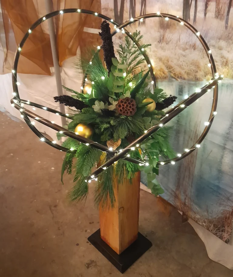 Kerststuk met lichtring en dennengroen – Bloem en Atelier Floriante