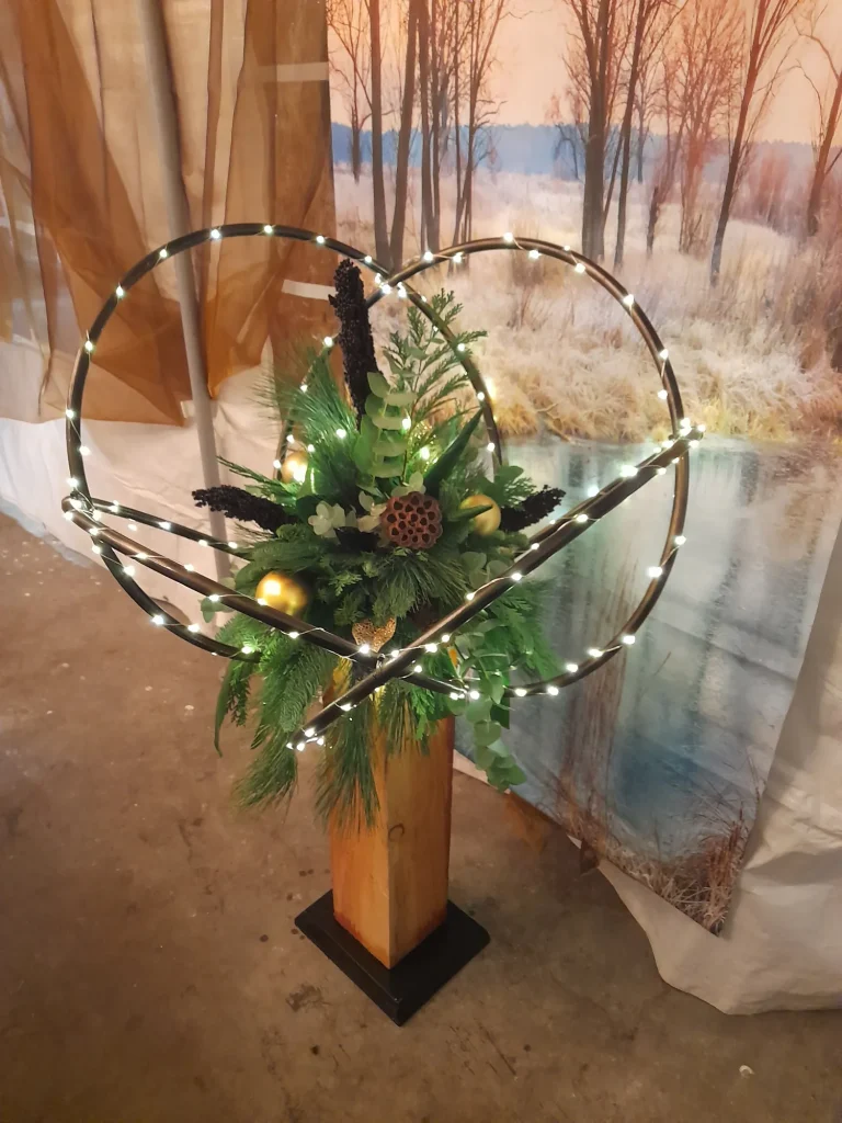 Kerststuk met lichtring op een houten zuil – Bloem en Atelier Floriante