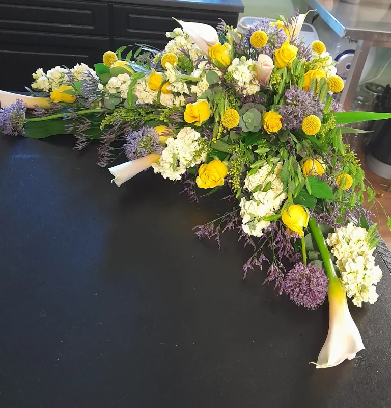 Kistbedekking met gele en witte bloemen – Bloem en Atelier Floriante