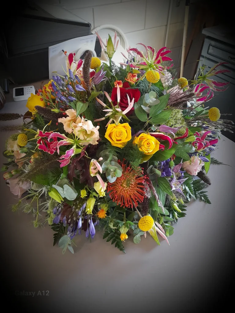 Kleurrijk rouwboeket met rozen en orchideeën – Bloem en Atelier Floriante