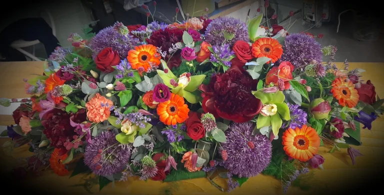 Kleurrijk rouwstuk met gerbera's en allium – Bloem en Atelier Floriante