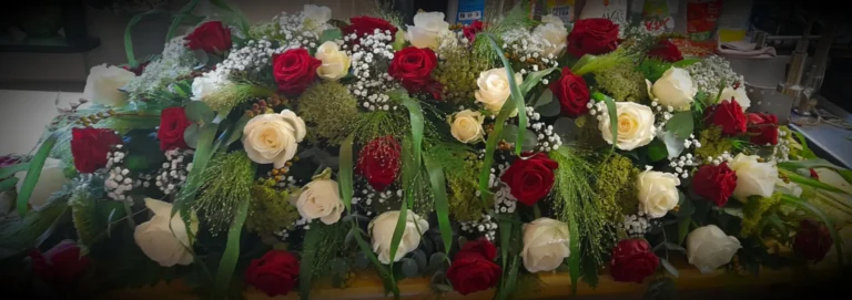 Lang rouwstuk met rode en witte rozen – Bloem en Atelier Floriante