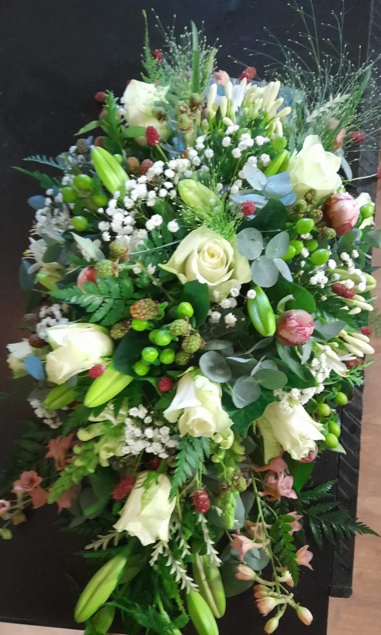 Langwerpig rouwstuk met witte rozen en lelies – Bloem en Atelier Floriante