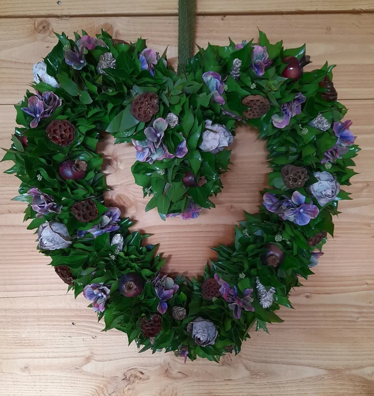 Open hart van groen met paarse hortensia – Bloem en Atelier Floriante
