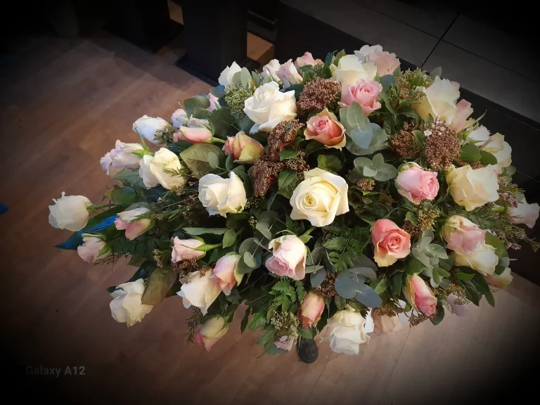 Ovaal rouwstuk met roze en witte rozen – Bloem en Atelier Floriante