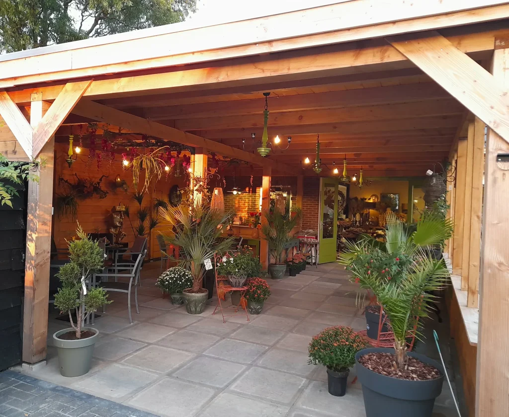 Overdekt bloementerras met palmen en planten – Bloem en Atelier Floriante