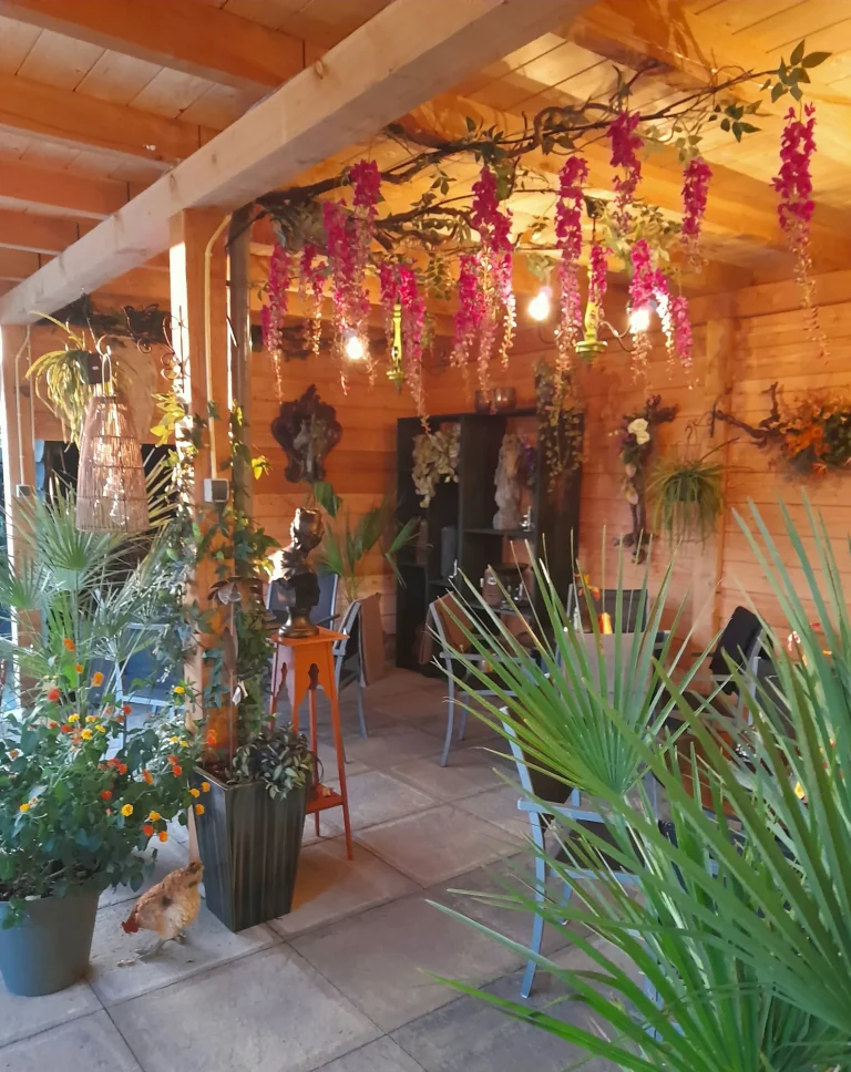 Overdekt terras met palmen en hangende bloemen – Bloem en Atelier Floriante