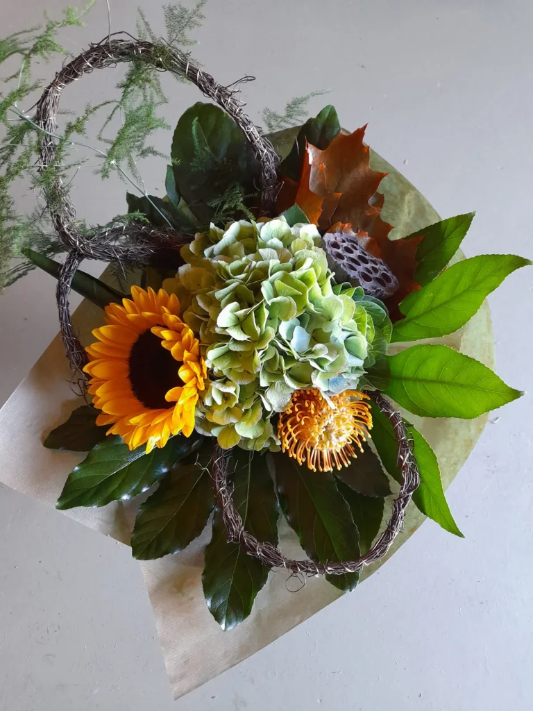 Plukboeket met zonnebloem en hortensia – Bloem en Atelier Floriante