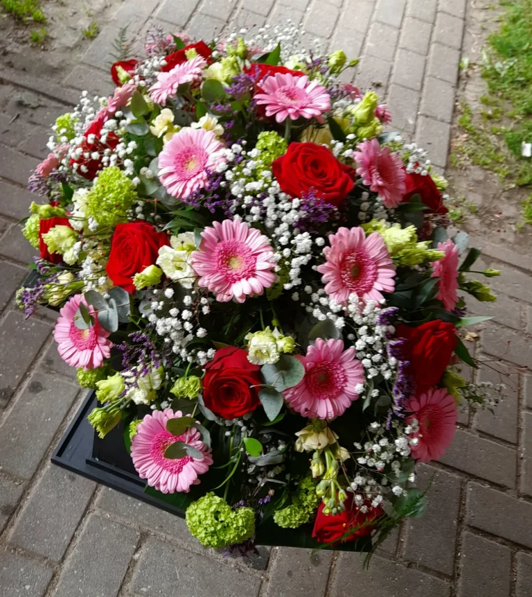 Rond rouwstuk met roze gerbera's en rode rozen – Bloem en Atelier Floriante