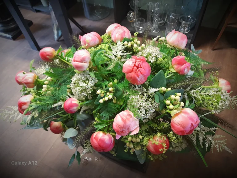 Rond rouwstuk met roze pioenrozen – Bloem en Atelier Floriante