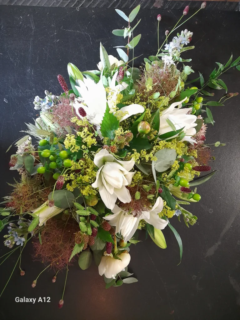 Rouwboeket met witte lelies en groen – Bloem en Atelier Floriante