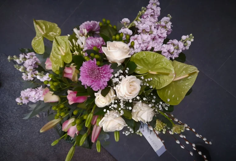 Rouwboeket met witte rozen en lila bloemen – Bloem en Atelier Floriante