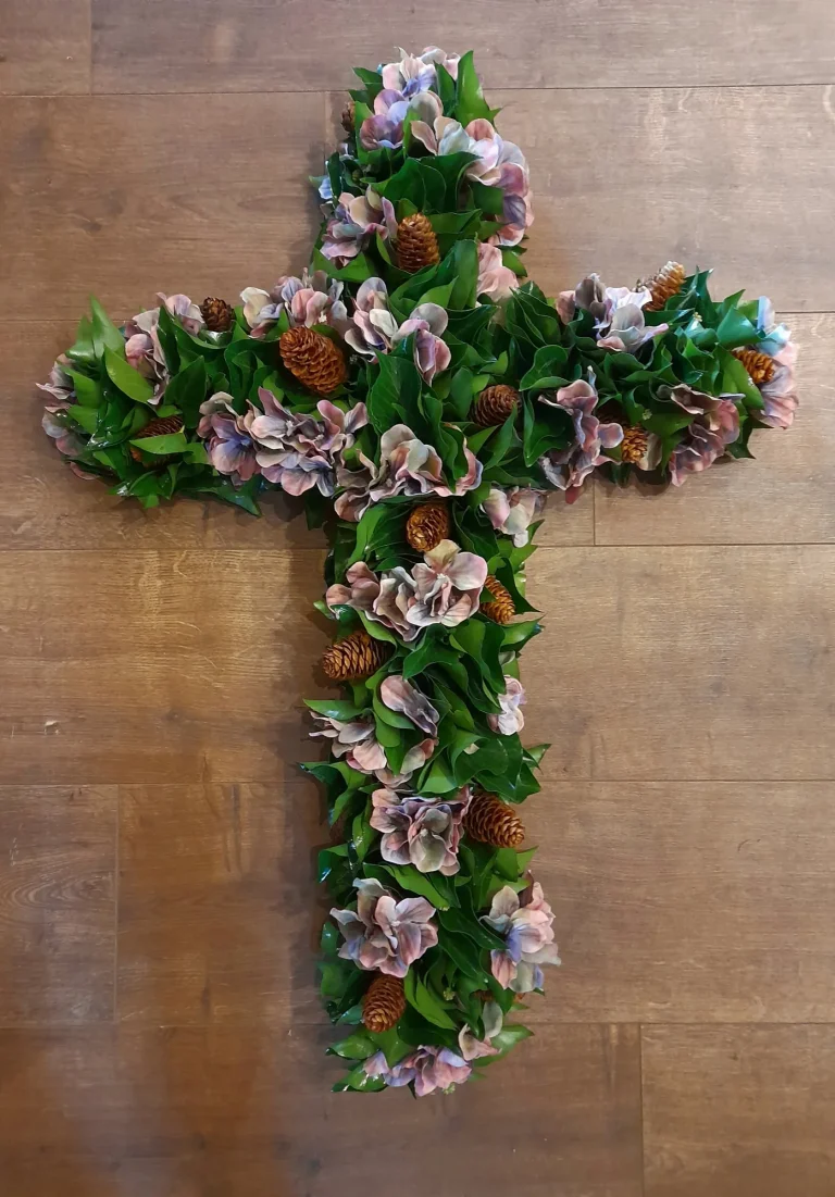 Rouwkruis van bloemen en groen – Bloem en Atelier Floriante