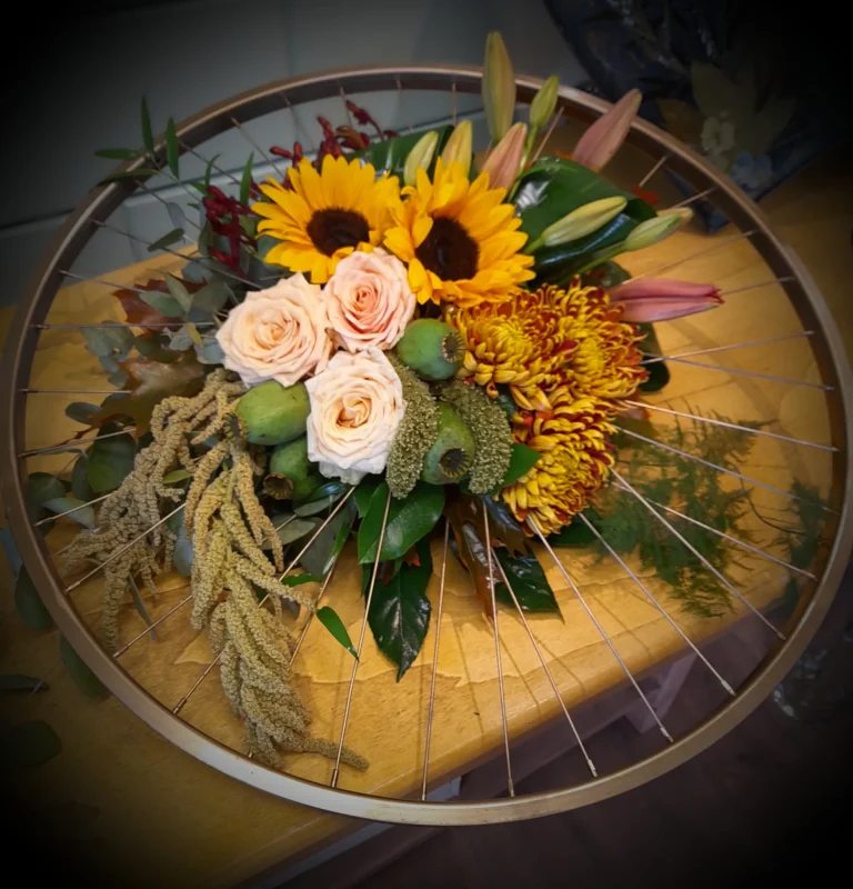 Rouwstuk in een fietswiel met zonnebloemen en rozen – Bloem en Atelier Floriante