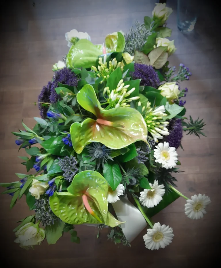 Rouwstuk met groene anthurium en witte gerbera's – Bloem en Atelier Floriante
