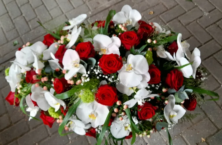 Rouwstuk met rode rozen en witte orchideeën – Bloem en Atelier Floriante