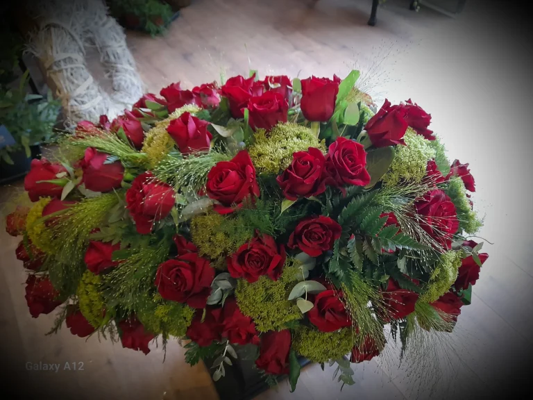 Rouwstuk met rode rozen – Bloem en Atelier Floriante