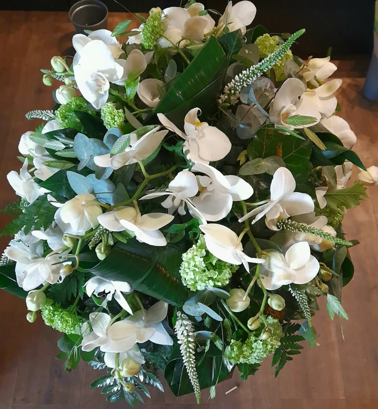 Rouwstuk met witte orchideeën – Bloem en Atelier Floriante