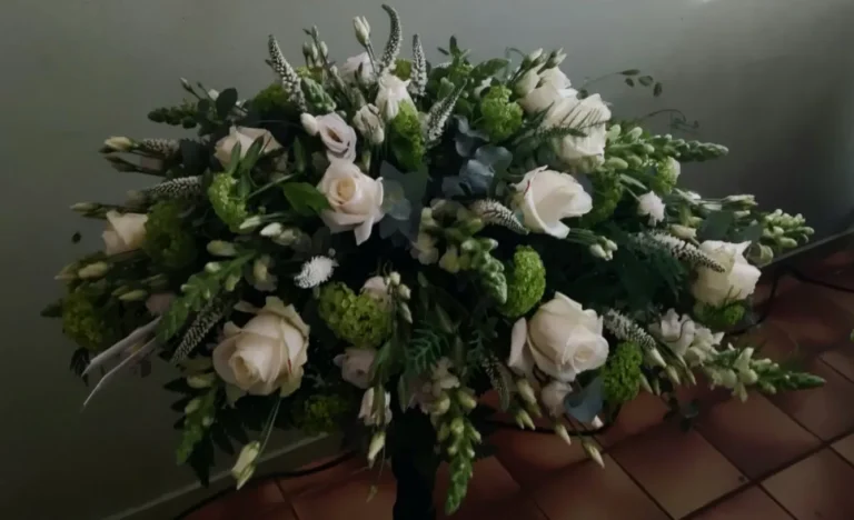 Rouwstuk met witte rozen en groen – Bloem en Atelier Floriante