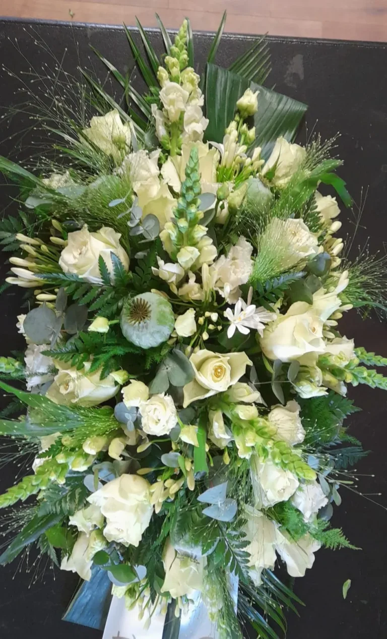 Rouwstuk met witte rozen en lisianthus – Bloem en Atelier Floriante