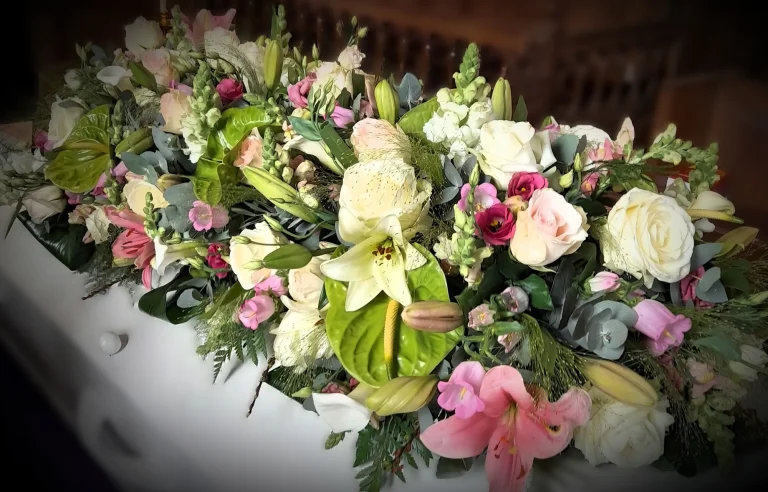 Rouwstuk met witte rozen, lelies en groene anthurium – Bloem en Atelier Floriante