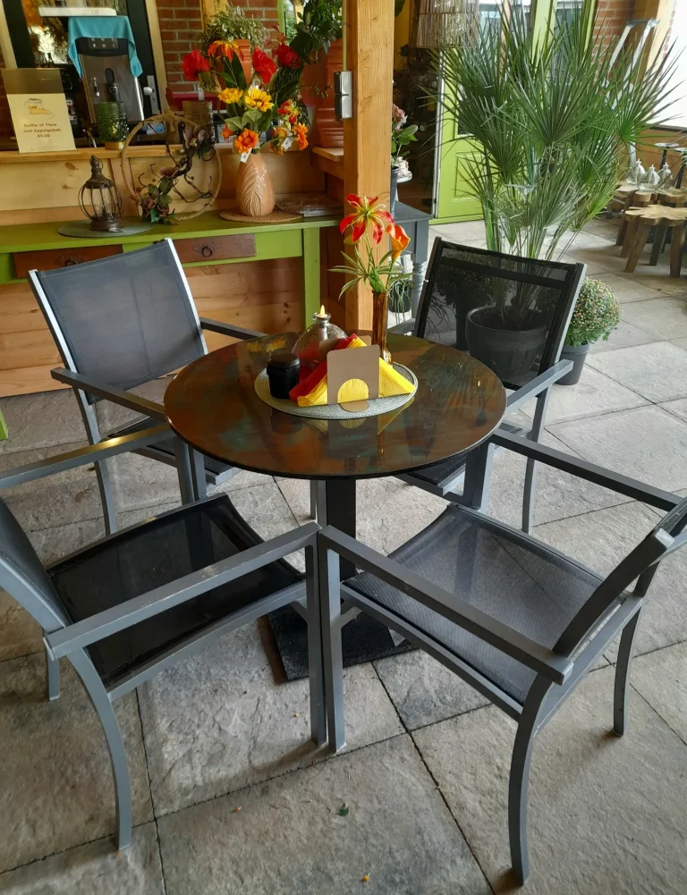 Tafel met stoelen in de koffiecorner op het terras – Bloem en Atelier Floriante