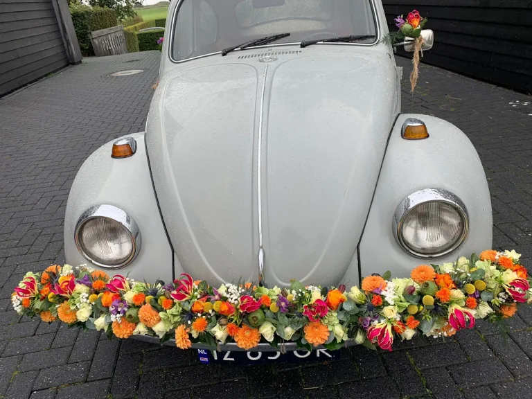 Trouwauto versierd met een bloemenslinger – Bloem en Atelier Floriante