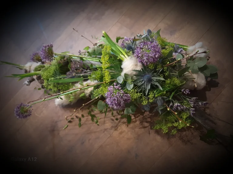 Veldboeketstijl rouwstuk met distels en allium – Bloem en Atelier Floriante