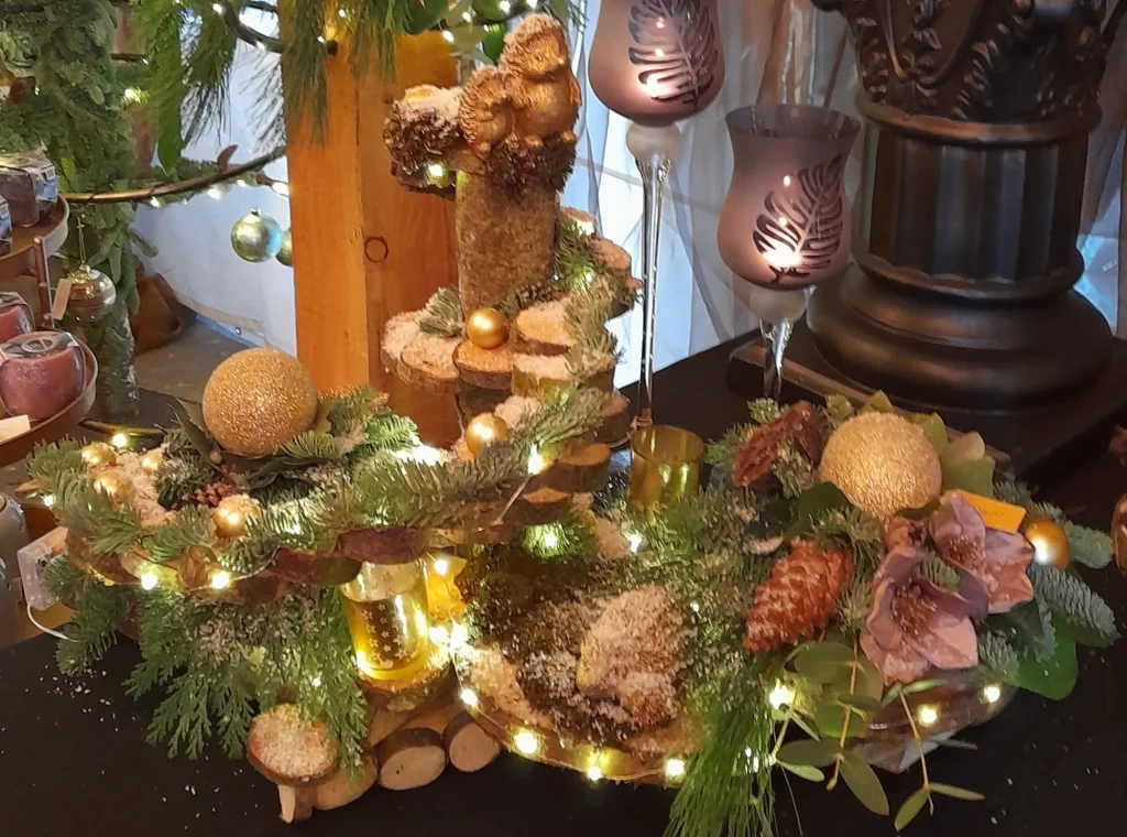 Verlicht kerststuk met dennenappels en kaarsen – Bloem en Atelier Floriante