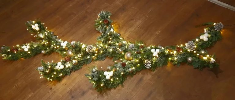 Verlichte kerstslinger met dennengroen – Bloem en Atelier Floriante