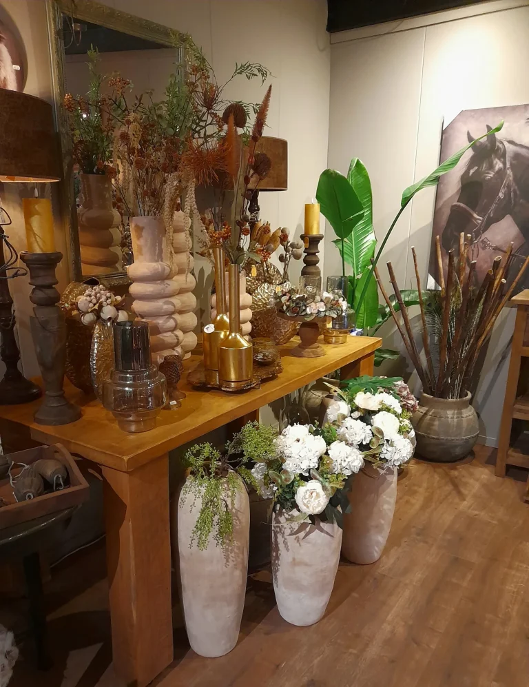Wandtafel met potterie, kandelaars en witte bloemen – Bloem en Atelier Floriante