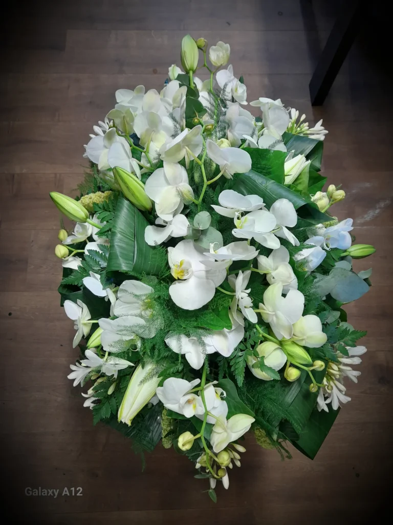 Wit rouwstuk met orchideeën en lelies – Bloem en Atelier Floriante