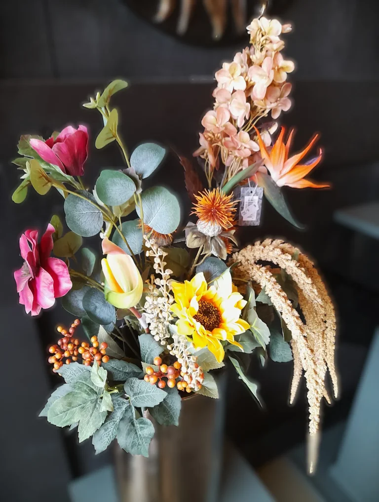 Zijdebloemen in herfstkleuren in een vaas – Bloem en Atelier Floriante