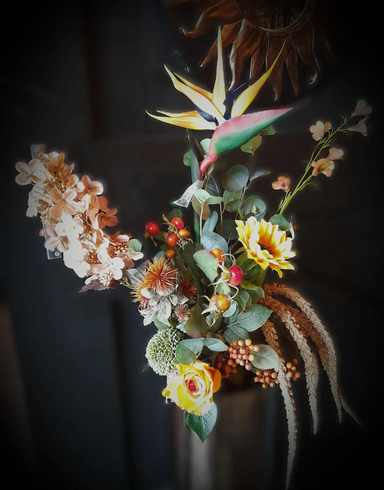 Zijdebloemen met paradijsvogelbloem in een vaas – Bloem en Atelier Floriante