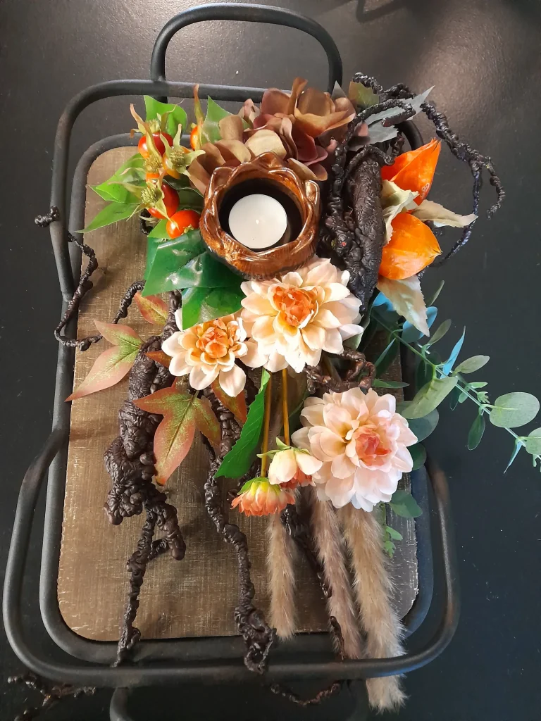 Zijden arrangement met waxinelicht op een dienblad – Bloem en Atelier Floriante