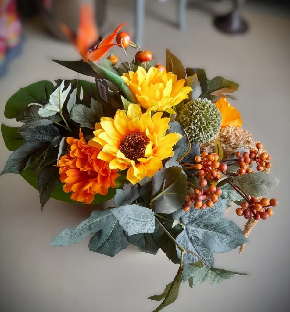 Zijden arrangement met zonnebloemen en bessen – Bloem en Atelier Floriante